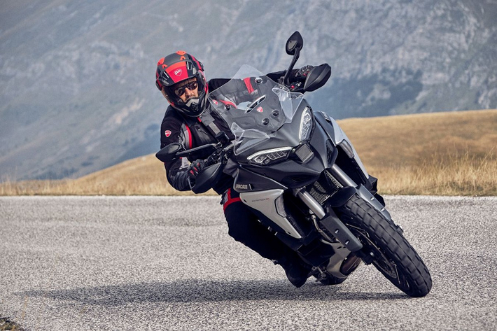 Được giới thiệu với các các phiên bản của mẫu xe môtô Ducati Multistrada V4, V4S và V4S Sport, mẫu xe này thừa hưởng ngôn ngữ thiết kế từ những mẫu Multistrada sử dụng động cơ V-Twin trước đây.