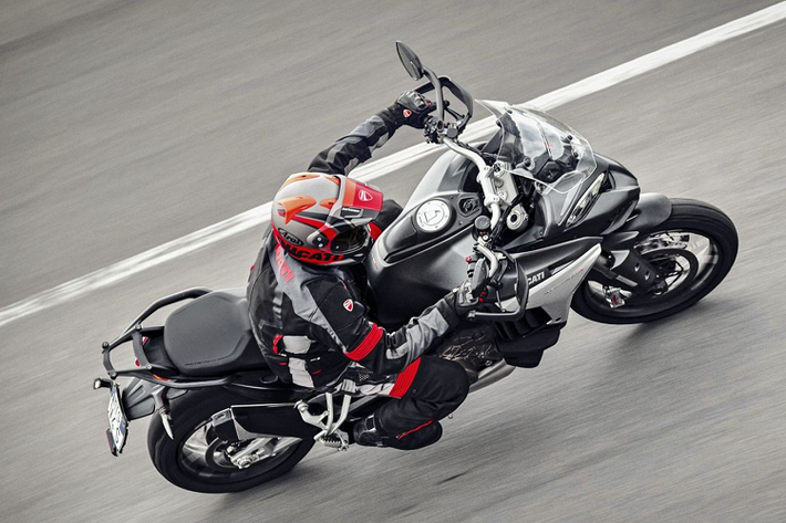 Phiên bản tiêu chuẩn của Multistrada V4 nổi bật với màu đỏ Ducati Red, sử dụng phuộc trước và monoshock của Marzocchi. Hệ thống kẹp phanh Brembo M4.32 bốn piston, màn hình TFT-LCD 5 inch đủ màu được lắp trên tay lái, cùng với đèn pha LED và đèn chạy ban ngày.