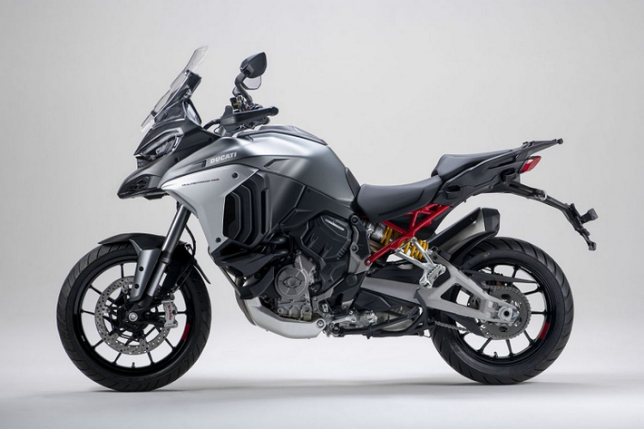 V4 Granturismo nặng 66,7 kg, nhẹ hơn 1,2 kg so với biến thể Testastretta DVT của 1260 Multistrada. Dung tích bình xăng 22 lít và trọng lượng được tuyên bố là 215 kg.