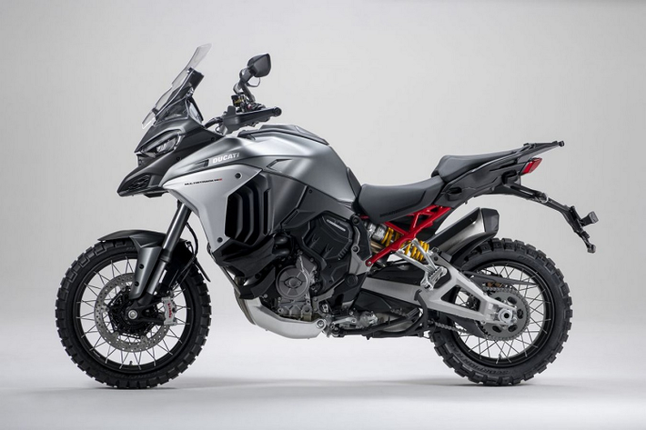 Có bốn chế độ lái được liệt kê cho Multistrada V4 gồm Sport, Touring, Urban và Enduro. Ở chế độ Thể thao, người lái nhận được tất cả 170 mã lực và đối với Multistrada V4, hệ thống treo được tự động đặt ở chế độ Thể thao, với kiểm soát lực kéo và phanh ABS ở cấp độ 2.