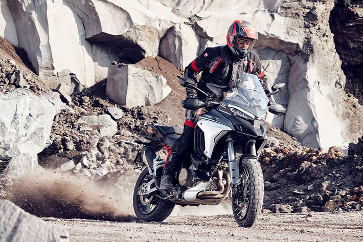 Bước sang thế hệ thứ tư, Ducati Multistrada V4 2021 mới đã đi được một chặng đường dài kể từ thiết kế đầu tiên do Pierre Terblanche chắp bút.