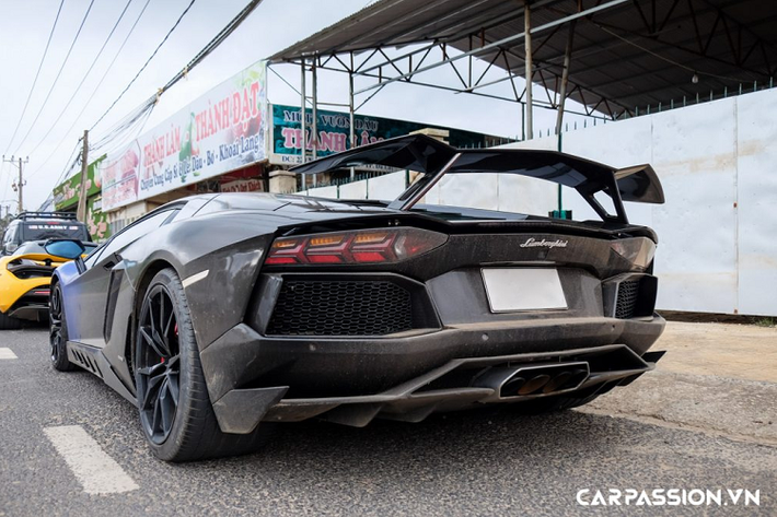 Ra mắt lần đầu tại Geneva Motor Show năm 2011, Aventador là mẫu xe kế nhiệm của đàn anh Lamborghini Murcielago, xe mang trên mình hàng loạt những nâng cấp đáng chú ý. Cụ thể là động cơ V12 hút khí tự nhiên, dung tích 6.5 lít, sản sinh công suất tối đa lên đến 700 mã lực tại vòng tua máy 8.250 vòng/phút và mô men xoắn cực đại đạt mức 690 Nm tại vòng tua 5.500 vòng/phút.