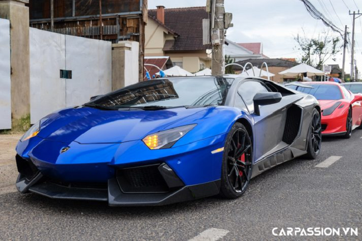 Điển hình là diện mạo mới của chiếc siêu xe Lamborghini Aventador LP700-4 thuộc sở hữu của một người chơi xe tại Sài Gòn. Lớp decal đặc biệt với phong cách chuyển màu trên thân xe tạo cho “siêu bò” cái nhìn khá thú vị, phần đầu xe được dán tông màu xanh dương và bắt đầu chuyển sang màu đen từ khu vực cánh cửa cho đến phía sau xe. Hiện nay, đây cũng là mẫu thiết kế đang tạo nên một cơn sốt trên toàn thế giới.
