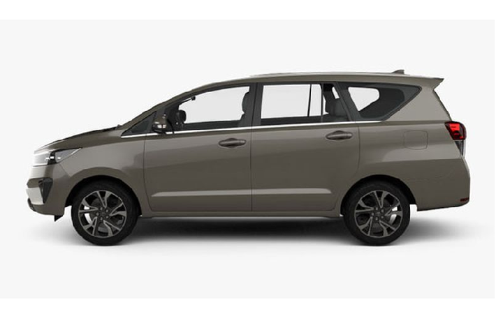 Toyota Innova thế hệ mới có mặt trước hoàn toàn mới với đèn pha LED mới (dành cho bản cao cấp, chiếc xe lộ diện là bản tiêu chuẩn dùng đèn halogen), lưới tản nhiệt sửa đổi và cản trước tái thiết kế. Những thanh crôm ngang đã được thay bằng nhựa màu đen, bên cạnh đó, hốc đèn sương mù trên xe được đặt dọc.