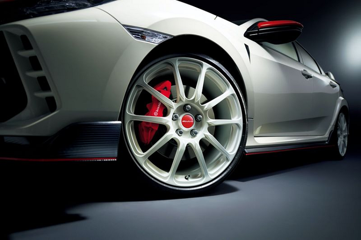 Chủ sở hữu của Civic Type R cũng có thể tinh chỉnh thêm diện mạo của "xế yêu" với trang trí lưới tản nhiệt phía trước, vỏ gương chiếu hậu màu đỏ và bộ la-zăng hợp kim rèn MR-R02 kích thước 20x8 inch hoàn thiện trong sơn màu trắng Championship White Paint rất lạ mắt.