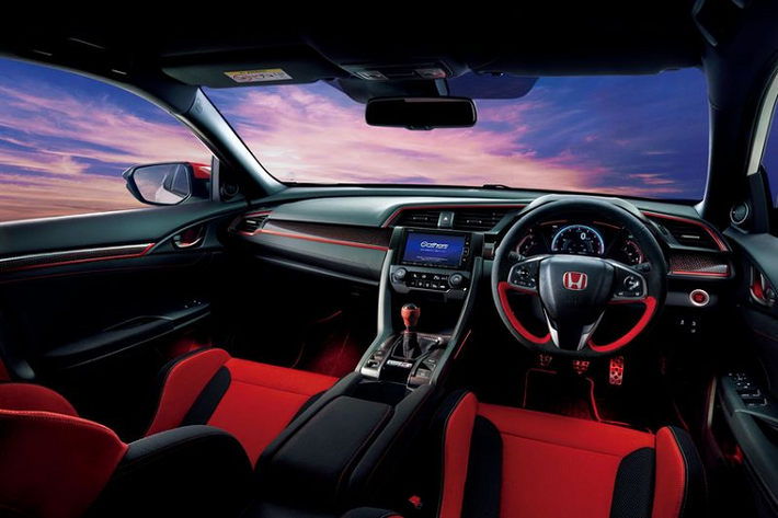 Bên trong, danh sách các phụ kiện từ Honda Access gồm trang trí màu đỏ được chiếu sáng ở mỗi bên của bảng điều khiển trung tâm và một núm chuyển số tùy chỉnh phủ nhôm hoặc bọc da đỏ.