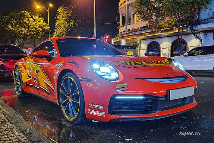Cánh săn xe tại TP HCM mới đây đã được một phen bất ngờ khi chạm mặt siêu phẩm Porsche 911 Carrera S nhưng trong một diện mạo hoàn toàn mới với "bộ cánh" mang phong cách của nhân vật McQueen trong bộ phim Hollywood đình đám Cars.