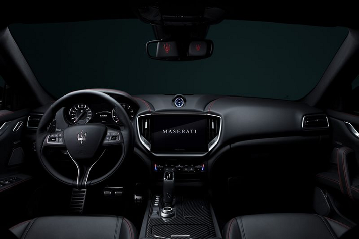 Cuối cùng, dòng sản phẩm Maserati Levante 2021 cũng được trang bị lưới tản nhiệt sửa đổi và đèn hậu boomerang giống như Ghibli và Quattroporte 2021. Xe tiếp tục được cung cấp hệ thống thông tin giải trí 8,4 inch, dù màn hình này đã có độ phân giải cao hơn, đồ họa mới và thiết kế sửa đổi nhưng các fan của Maserati Levante vẫn có chút thất vọng.