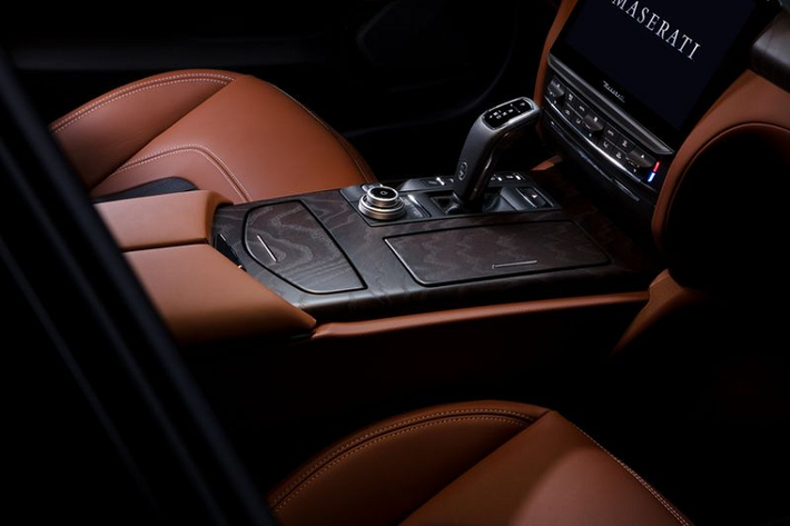 Những cập nhật trên Quattroporte 2021 cũng tương tự như Ghibli 2021, chỉ khác ở chỗ mẫu sedan hàng đầu của Maserati chỉ có sẵn với hai động cơ. Cụ thể, Quattroporte S sử dụng động cơ tăng áp kép V6 3.0L cho 424 mã lực và 580Nm. Trong khi Quattroporte Trofeo 2021 được hưởng động cơ tăng áp kép V8 3.8L 580 mã lực và 729Nm.