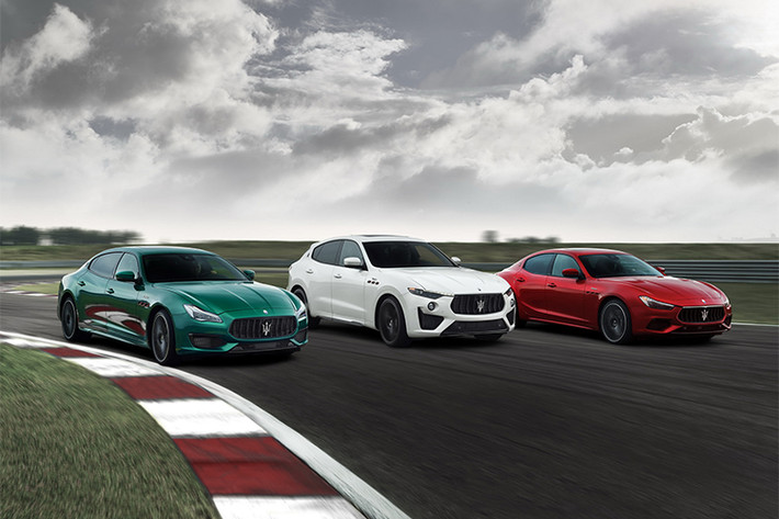 Giá xe Maserati Ghibli 2021 có mức bán khởi điểm từ 74.390 USD (khoảng 1,723 tỷ đồng) trong khi giá bán của Levante bắt đầu từ 77.890 USD (khoảng 1,8 tỷ đồng) và Quattroporte 2021 có giá từ 104.390 USD (khoảng 2,4 tỷ đồng).