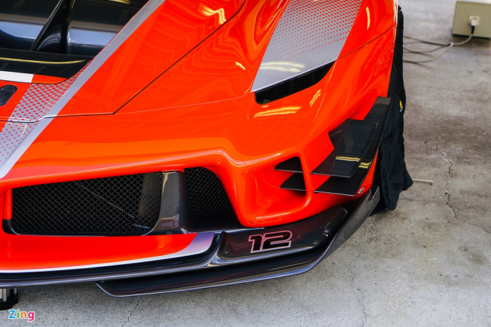 So với FXX-K, FXX-K Evo mang tính khí động học nhiều hơn. Dễ dàng nhận ra một số chi tiết mới trên FXX-K Evo như cánh lướt gió trước được thay đổi, bổ sung cánh gió 2 tầng ở 2 bên đầu xe và cánh gió sau cỡ lớn. Những thay đổi này là thành quả sau hơn một năm thử nghiệm trong hầm gió của hãng siêu xe Ferrari.