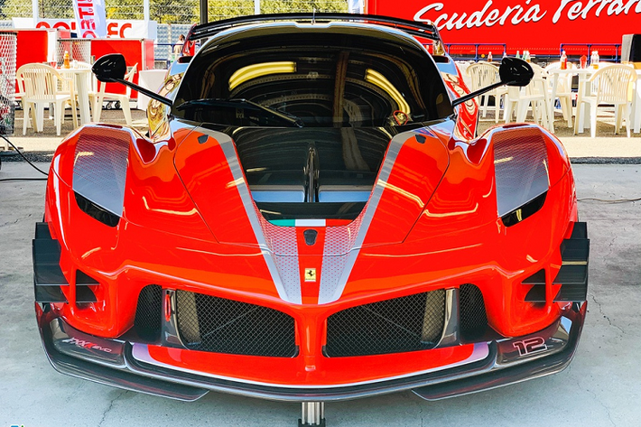 Nhờ vậy, FXX-K Evo có lực ép xuống mặt đường tăng 23% so với FXX-K và 75% so với LaFerrari - nền tảng của FXX-K và FXX-K Evo. Ở vận tốc 200 km/h, FXX-K Evo tạo ra lực ép xuống mặt đường tương đương khối lượng 640 kg, FXX-K chỉ là 540 kg.