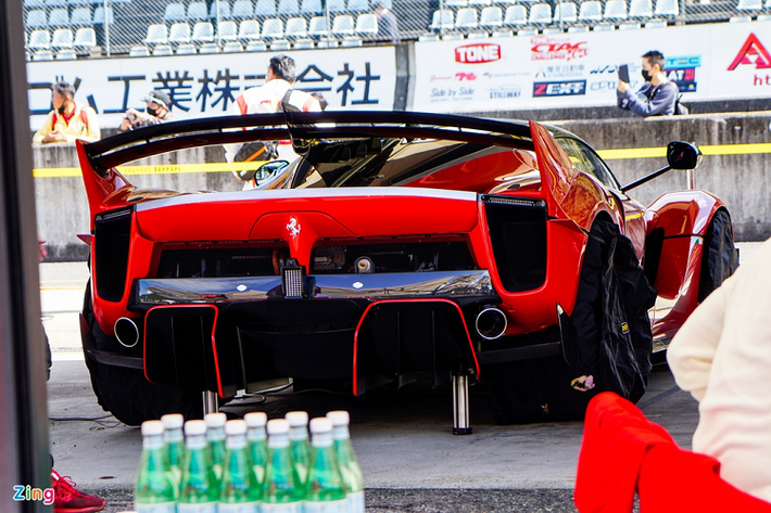Cùng với cánh gió mới, FXX-K Evo còn sở hữu hốc gió cỡ lớn ở phía sau hốc bánh sau. Bên cạnh việc giảm lực cản, hốc gió này còn giúp tăng lực ép xuống mặt đường. Dưới gầm vẫn là hệ thống khe gió định hướng quen thuộc trên những mẫu xe hiệu suất cao.