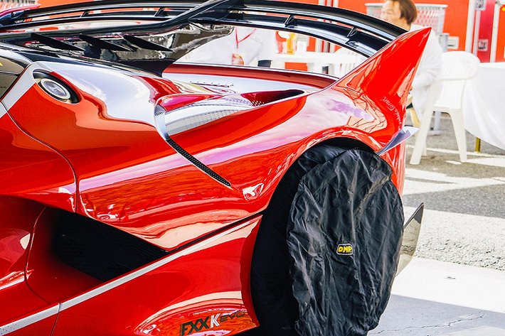 Tương tự FXX-K, FXX-K Evo chỉ được sử dụng trên đường đua do không đủ tiêu chuẩn lưu thông trên phố. Ferrari chỉ sản xuất 40 chiếc FXX-K Evo với số hiệu riêng cho mỗi chủ nhân. Theo tìm hiểu của Zing, chiếc FXX-K Evo mang số hiệu 12 thuộc sở hữu của Yoshikuni Okamoto - một fan của Ferrari từ thập niên 1980. Giá khởi điểm của siêu xe này khoảng 3 triệu USD.