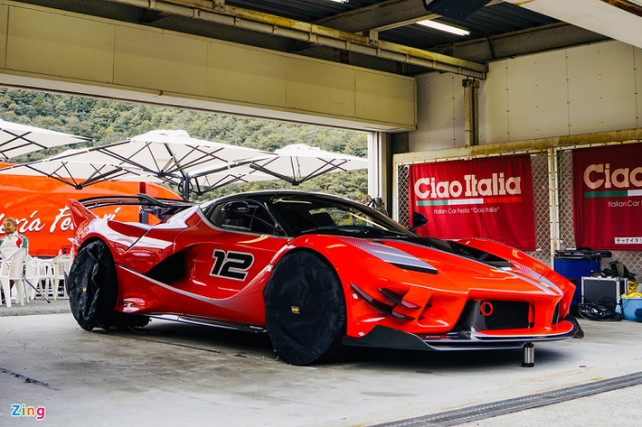 Ferrari FXX-K Evo - tên đầy đủ là FXX-K Evoluzione - được ra mắt vào tháng 10/2017 tại sự kiện kỷ niệm 70 năm thành lập của Ferrari. Đây là phiên bản nâng cấp của chiếc FXX-K. Evo là hậu tố quen thuộc, được dùng cho phiên bản nâng cấp của dòng Ferrari XX như FXX và 599XX.