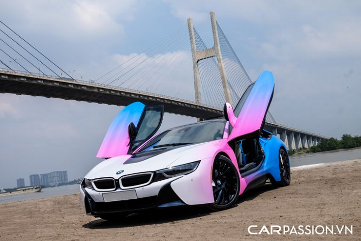 Những chiếc siêu xe BMW i8 được đưa về Việt Nam với 4 màu sơn bao gồm : màu trắng Crystal White, màu xám Sophisto Gray, màu bạc Iconic Silver và màu xanh Protonic Blue. Tuy sở hữu thiết kế được đánh giá cao, số lượng những chiếc i8 lại quá lớn khiến không ít chủ nhân phải tìm đến những phương pháp giúp thể hiện cá tính của bản thân cũng như tạo sự khác biệt so với phần còn lại.