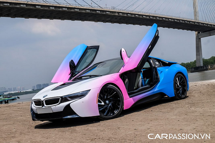Tại thị trường Việt Nam, để “đập hộp” một chiếc BMW i8 mới cóng thì khách hàng phải chi không dưới 7 tỷ đồng. Tuy đã không còn ở thời đỉnh cao như cách đây 5 năm, những chiếc BMW i8 vẫn ở tình trạng cháy hàng trên thị trường xe cũ nhờ thiết kế ngoại thất ấn tượng cùng cửa mở kiểu cánh bướm.