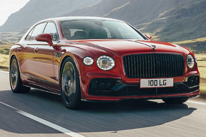Bentley Flying Spur V8 mới là phiên bản mới nhất của dòng sedan siêu sang của hãng. Được biết, Bentley nhận thấy rằng ngày càng có nhiều chủ sở hữu Flying Spur thích tự mình lái xe hơn thay thuê tài xế riêng. Chính vì vậy, hãng đã tìm ra hướng đáp ứng nhu cầu người dùng và cho ra mẫu xe dành chủ xe giới thượng lưu thích ngồi sau tay lái thay vì ngồi ở hàng ghế sau.