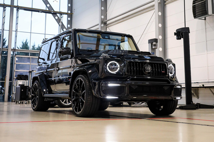 Refined Marques là công ty chuyên giúp khách hàng sở hữu những mẫu xe độc quyền và cá nhân nhất, bao gồm việc đặt hàng và vận chuyển. Công ty này vừa bàn giao chiếc Brabus G V12 900 độc nhất thế giới cho một khách hàng tại Arab Saudi.