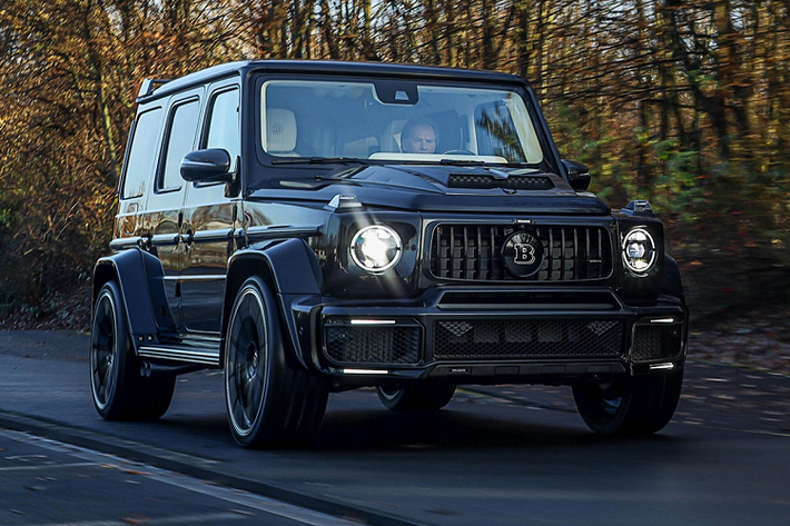 Brabus G V12 900 được trang bị động cơ V12 6.3L bi-turbo, công suất 888 mã lực. Dù động cơ này có mô-men xoắn đến 1.500 Nm, Brabus đã tinh chỉnh còn 1.200 Nm để dễ kiểm soát hơn.