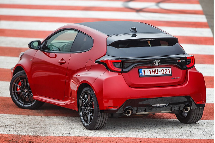 Là mẫu xe thể thao đầu tiên được Toyota phát triển hoàn toàn nội bộ trong suốt 2 thập kỷ qua, GR Yaris 2021 chỉ có 3 cửa. So với Toyota Yaris 2021 tiêu chuẩn, mẫu xe này dài hơn 55 mm, rộng hơn 60 mm và thấp hơn 45 mm. Theo đó, xe sở hữu chiều dài 3.995 mm, rộng 1.805 mm và cao 1.455 mm cùng trọng lượng 1.280 kg. Trong khi đó, chiều dài cơ sở của xe vẫn giữ nguyên ở mức 2.560 mm.