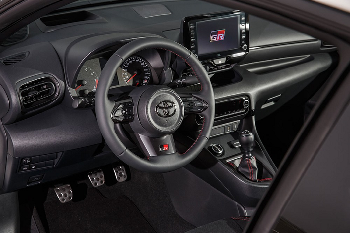 Ngoài ra, Toyota GR Yaris 2021 còn có thiết kế tối ưu hóa theo tiêu chuẩn khí động lực học của xe đua World Rally Championship. Chỉ có đèn, gương ngoại thất và ăng-ten trên nóc xe là chia sẻ với Toyota Yaris 2021 thông thường. Bên trong, Toyota GR Yaris 2021 được trang bị màn hình đa thông tin 4,2 inch trong bảng đồng hồ, ghế thể thao, vô lăng GR 3 chấu, bộ pedal thể thao, hàng ghế sau gập 60:40 và khoang hành lý có thể tích 174 lít.