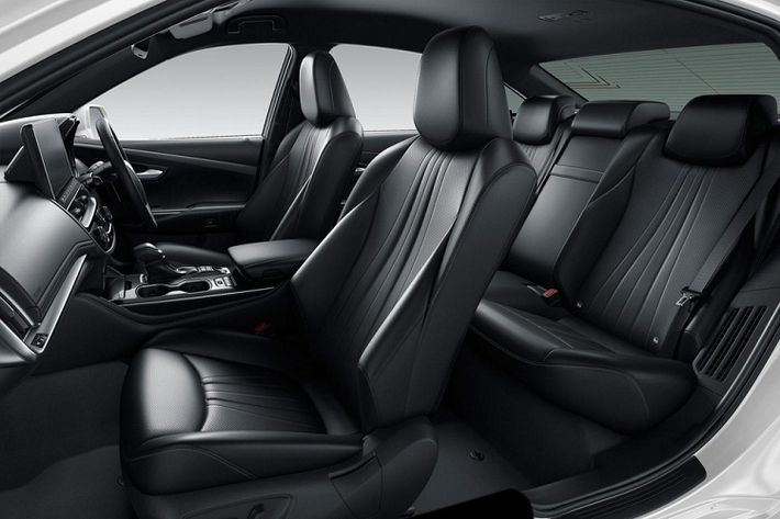 Bước vào bên trong Toyota Crown 2021, người lái sẽ thay sự thay đổi lớn nhất nằm ở trên mặt táp-lô. Cụ thể, Toyota Crown 2021 tại thị trường Nhật Bản được bổ sung màn hình cảm ứng 12,3 inch nằm ngang, hỗ trợ kết nối với điện thoại thông minh qua Android Auto và Apply CarPlay.