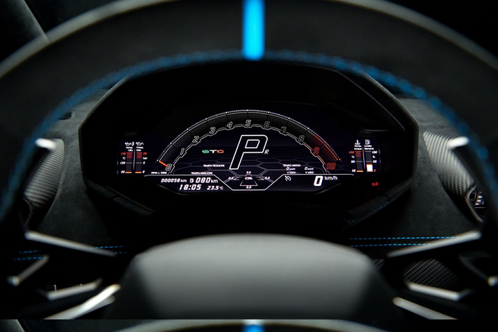 Thông qua chương trình Lamborghini Ad Personam, chủ sở hữu Huracan STO trong tương lai sẽ có thể cá nhân hóa chiếc xe của họ bằng cách tùy chọn các màu sơn và phong cách trang trí nhiều vô hạn, cũng như tùy chọn ốp trang trí bằng nhựa theo phong cách đường đua như màu Blu Laufey và Arancio California.