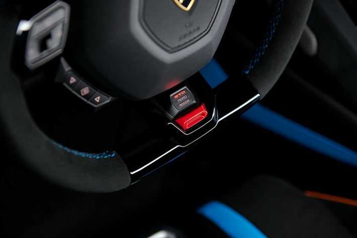 Để có thể nhẹ nhất có thể, nội thất của Huracan STO sử dụng rộng rãi chất liệu carbon trong toàn bộ cabin, bao gồm ghế thể thao (sợi carbon hoàn toàn), bọc da lộn Alcantara với Carbon của Lamborghini, thảm sàn và táp pi cửa bằng sợi carbon (có chốt cửa), cộng với dây đai an toàn bốn điểm.