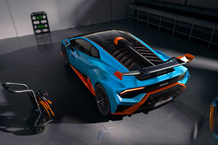 Khác biệt duy nhất ở chỗ, biến thể siêu xe Lamborghini Huracan STO sẽ chỉ sử dụng hệ dẫn động cầu sau. Huracan STO có thể tăng tốc 0-100km/h mất 3 giây, 0-200km/h mất 9 giây và vận tốc cực đại 310km/h.