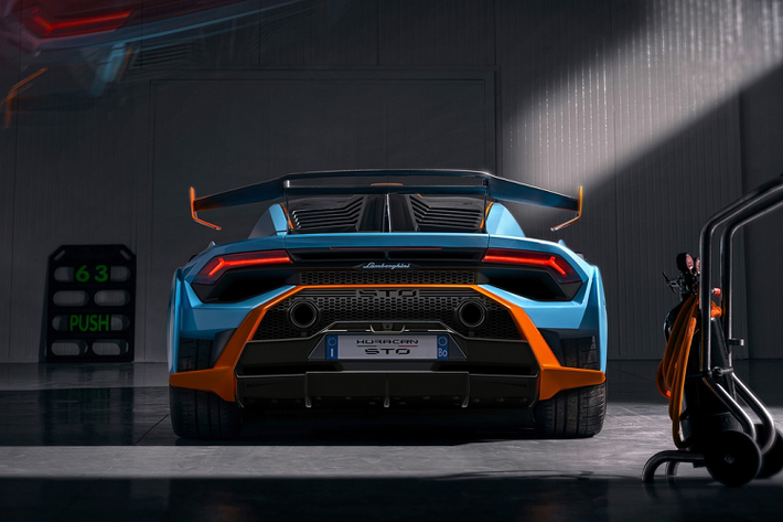 Huracan STO sử dụng sợi carbon tới hơn 75% trên toàn bộ các tấm vỏ thân xe. Lấy ví dụ như phần đầu xe, tất cả (mui xe, chắn bùn và cản trước) đều được gộp lại thành một để giảm bớt các chi tiết cố định - thiết kế này lấy cảm hứng từ siêu xe hàng hiếm Lamborghini Sesto Elemento. Ngoài ra còn có một bộ chia gió phía trước được làm mới hướng luồng không khí xuống gầm xe cùng bộ khuếch tán hầm hố phía sau.