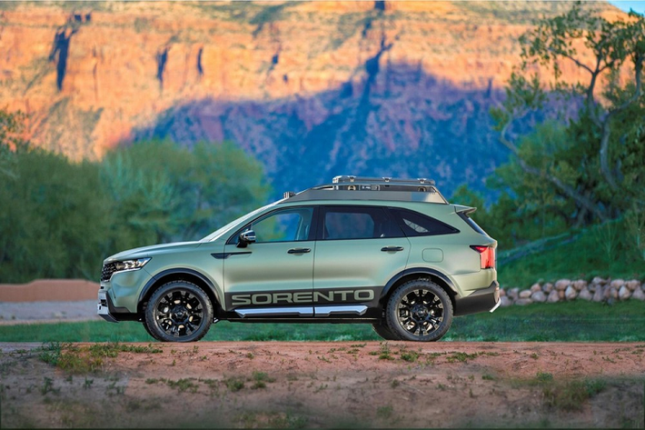 Ngoài ra, Kia Sorento Yosemite còn được trang bị tấm ốp bảo vệ gầm mạ crôm màu satin, baga nóc và hệ thống đèn LED bổ trợ ngay bên trên kính lái. Thêm vào đó là chắn bùn loe rộng ra và bộ vành 20 inch, nằm trong lốp 32 inch có thể chạy mọi địa hình.