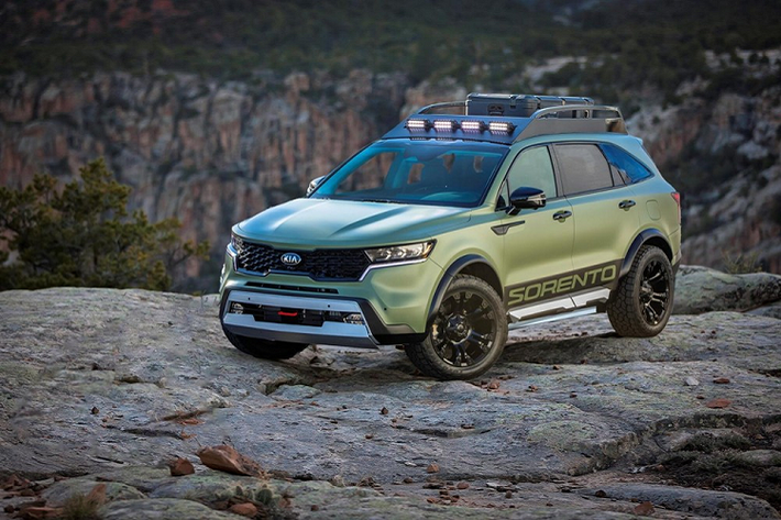 Vào hồi cuối tháng 9 năm nay, hãng Kia đã giới thiệu Sorento thế hệ mới tại thị trường Mỹ. Một trong những điểm nhấn của Kia Sorento 2021 mới chính là phiên bản X-Line với thiết kế thể thao hơn và màu sơn xanh lục đậm chất nhà binh. Để nhấn mạnh hơn khả năng off-road của Sorento X-Line 2021, Kia đã quyết định vén màn cặp đôi xe concept mới mang tên Yosemite và Zion. Hai phiên bản này được phát triển dựa trên Kia Sorento X-Line 2021 và đặt tên theo 2 công viên quốc gia của Mỹ.