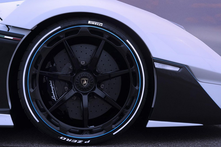 Những điểm nhấn trong nội thất của Lamborghini SC20 bao gồm mặt táp-lô, mặt cửa, cụm điều khiển trung tâm và vô lăng bọc bằng sợi carbon thể thao, tương tự bộ khung liền khối bên trong thân vỏ. Bên cạnh đó, hãng Lamborghini còn dùng sợi carbon để sản xuất khung của ghế. Trong khi đó, bề mặt ghế được bọc bằng chất liệu Alcantara và da.