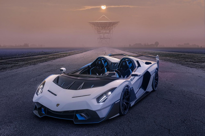 Tương tự nhiều hãng ôtô khác, Lamborghini cũng có bộ phận chuyên chế tạo xe hiệu suất cao hoặc theo đặt hàng của khách. Được gọi bằng cái tên Squadra Corsa, bộ phận này đã vén màn một chiếc siêu xe có một không hai hoàn toàn mới, đó là Lamborghini SC20 hàng hiếm.