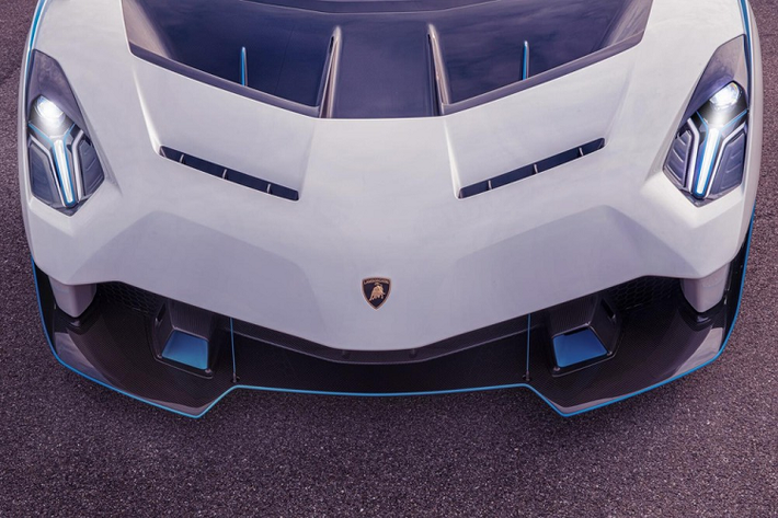 Tương tự ngoại thất, nội thất của Lamborghini SC20 cũng có sự kết hợp giữa 2 màu sắc trắng Bianco Fu và xanh dương Blu Cepheus. Thêm vào đó là màu đen Nero Cosmus và trắng Bianco Leda.