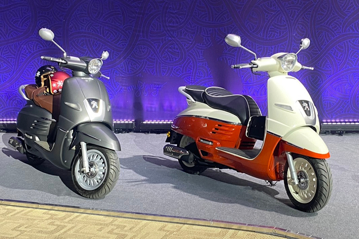Xe ga Peugeot Django là một cái tên khá xa lạ với thị trường Việt Nam dù đã xuất hiện tại Việt Nam cách đây 5 năm thông qua một số nhà phân phối tư nhân và cũng đã được người dùng trong nước đón nhận nhờ vào kiểu dáng lạ mắt và thiết kế cổ điển. Tuy nhiên chỉ sau một thời gian ngắn, mẫu xe này dần biến mất và chỉ còn tồn tại trên thị trường dưới dạng xe đã qua sử dụng.