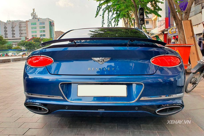 Bên cạnh đó, ở phía đuôi xe Bentley Continental GT W12 đã được các kỹ sư của hãng xe sang Anh Quốc thiết kế lại phần cánh gió xuống nắp cốp thay vì sát chân kính sau như phiên bản trước. Đáng chú ý, phần cánh gió này có thể điều chỉnh bằng nút bấm để tối đa lực ép xuống cho phần thân xe theo đúng tiêu chuẩn khí động học.