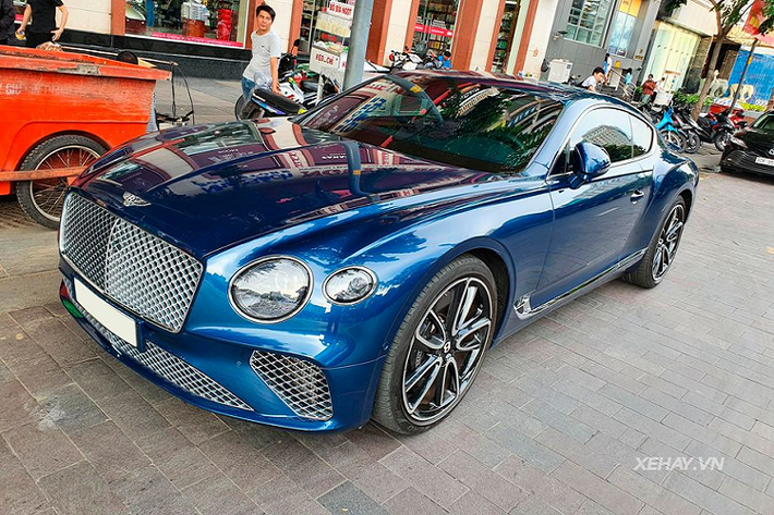 Nhắc tới những chiếc xe siêu sang Bentley, người ta nhắc tới những mẫu siêu xe đầy quyền uy và sức mạnh. Đối với chiếc Bentley Continental GT W12 trong bài viết, nó cũng không phải ngoại lệ trong số đó.
