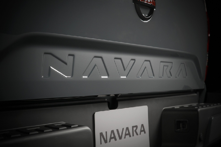 Giá xe Nissan Navara 2021 chưa công bố, thế hệ hiện hành đang được phân phối tại Việt Nam với 3 phiên bản, có giá 679-845 triệu đồng. Nissan Navara cạnh tranh với các đối thủ như Ford Ranger, Toyota Hilux, Mazda BT-50 và Mitsubishi Triton.