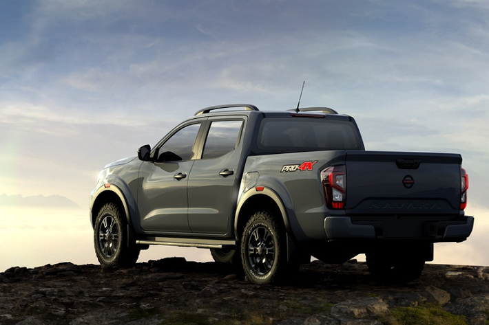 Đây là lần nâng cấp lớn nhất của chiếc bán tải Nissan Navara thế hệ thứ 3 từ khi ra mắt vào năm 2014. Bên cạnh đó, hãng xe Nhật cũng bỏ tên mã NP300 của Navara đời trước. Điều này cho thấy Nissan Navara được thay đổi khá nhiều.
