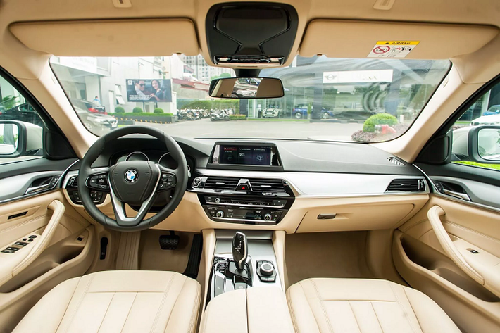 Nếu so với các đối thủ đến từ Nhật như Lexus ES phiên bản ES 250 đang có giá bán 2,540 tỷ đồng, thì lựa chọn BMW 520i nhập Đức giúp người mua tiết kiệm số tiền lên đến 741 triệu đồng. Số tiền chênh lệch này đủ để người mua “đập hộp” một chiếc sedan hạng C phổ thông.