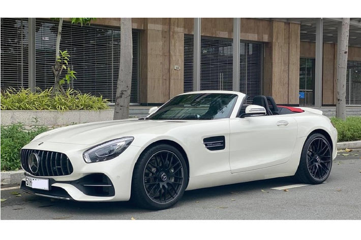 Được biết, chiếc xe thể thao Mercedes-AMG GT Roadster mui trần có một không hai tại Việt Nam hiện đang nằm chung nhà với hàng loạt siêu xe đình đám không kém như Ferrari California T, Ferrari F12 Berlinetta, Ferrari 430 Spider, Ferrari 488 GTB, Lamborghini Gallardo, McLaren 570S hay cặp đôi xe siêu sang là Bentley Flying Spur cùng Maybach 57S với màu nâu nhạt độc nhất Việt Nam.