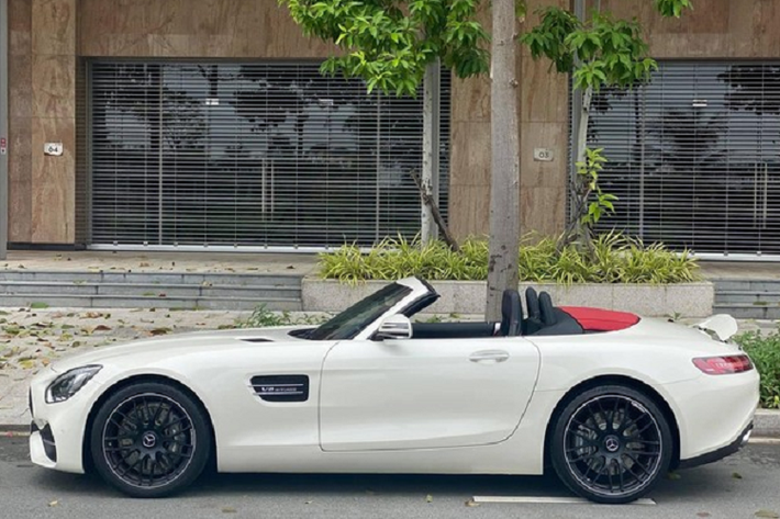 Dòng xe thể thao hạng sang tiệm cận siêu xe như Mercedes-AMG GT tại Việt Nam đã có biến thể GT S, GT S Editon One, GT R và cuối cùng là Mercedes-AMG GT Roadster. Trong đó, hai phiên bản là Mercedes-AMG GT R và Mercedes-AMG GT mui trần chỉ có duy nhất một chiếc tại Việt Nam.