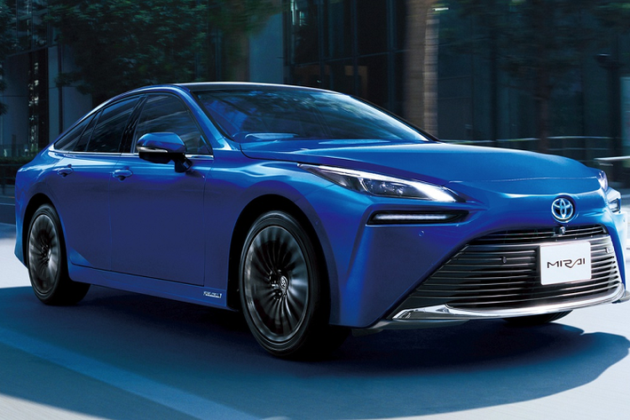 Về kiểu dáng, Toyota Mirai 2021 mới trông giống chiếc sedan hạng sang của Lexus hơn là bản nâng cấp của Prius như thế hệ đầu tiên. Ở phía trước, Mirai có lưới tản nhiệt hình thang cỡ lớn, chiếm toàn bộ diện tích đầu xe. Hệ thống đèn chiếu sáng chính và đèn sương mù được làm thanh mảnh.