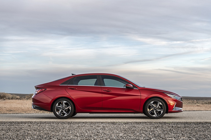 Với mức giá xe Hyundai Elantra 2021 SEL khoảng 20.900 USD, xe đi kèm mâm hợp kim 16 inch, đề nổ bằng nút bấm, điều hòa không khí 2 vùng tự động, dàn âm thanh 6 loa, radio vệ tinh SiriusXM và kết nối Blue Link.