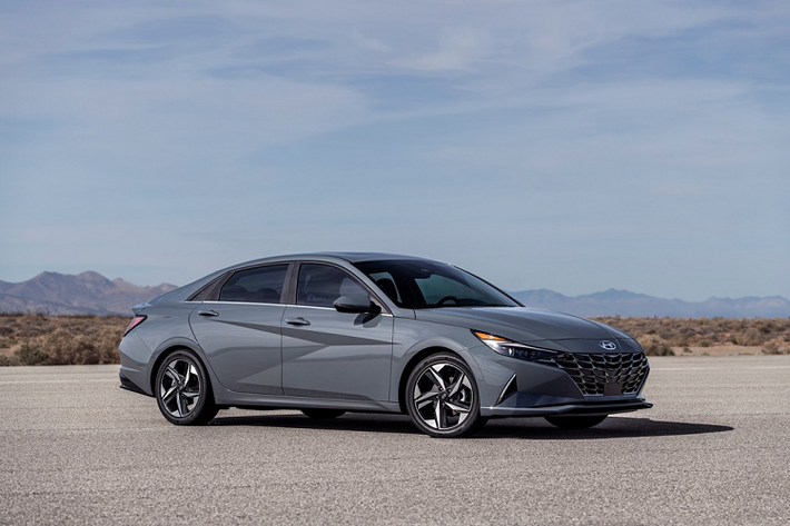 Ra mắt hồi tháng 3, Hyundai Elantra thế hệ mới vừa được công bố mức giá chi tiết của các phiên bản. Tại Mỹ, mẫu sedan này có giá từ 19.650 USD (tương đương 451 triệu đồng). Phiên bản tiêu chuẩn Elantra SE được trang bị bộ mâm hợp kim 15 inch và hệ thống đèn chiếu sáng projector.