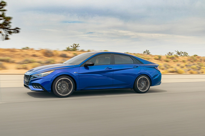 Các công nghệ hỗ trợ trên Elantra SE gồm kiểm soát hành trình, cảnh báo va chạm phía trước tích hợp phát hiện người đi bộ, hỗ trợ giữ làn, đèn chiếu sáng hỗ trợ chống chói, cảnh báo điểm mù, cảnh báo phương tiện cắt ngang phía sau và hỗ trợ xuống xe an toàn.