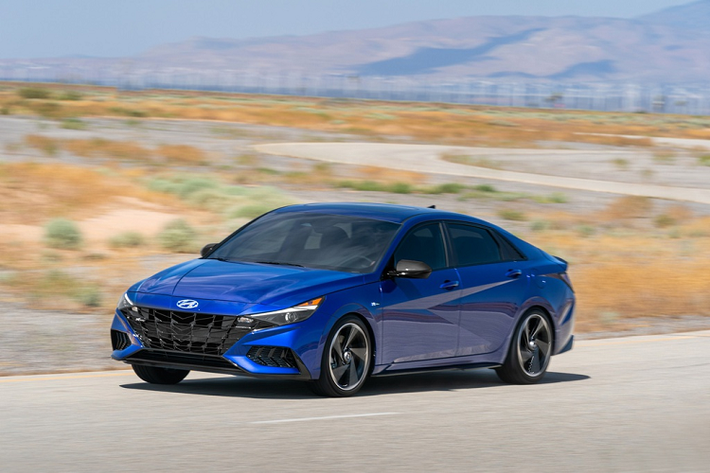 Ngoài ra, Hyundai còn bổ sung phiên bản động cơ hybrid cho Elantra SEL và Limited. Hai phiên bản này được trang bị động cơ xăng 4 xy-lanh 1.6L, mô-tơ điện và gói pin 1,32 kWh. Động cơ này sản sinh công suất 139 mã lực và mô-men xoắn 264 Nm. Nhờ sử dụng động cơ hybrid, mức tiêu hao nhiên liệu trên đường hỗn hợp của 2 phiên bản này chỉ ở mức 4,3 lít/100 km.