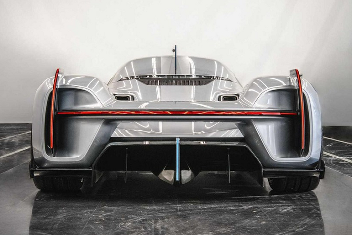Porsche đã thiết kế một bộ la-zăng độc nhất và tạo hình đèn pha tương tự như của 919 Hybrid. Tuy nhiên, thiết kế đuôi xe cho thấy sự khác biệt khỏi xe đua LMP1 vì nó thiếu phần cánh gió cực lớn trong khi lại có trang bị một dải đèn LED chạy hết chiều ngang tương tự các xe Porsche thường.
